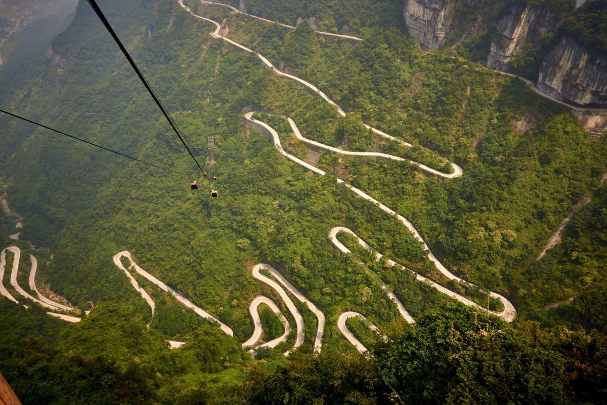 Đại lộ Thông Thiên: Cung đường lái xe 'điên rồ' nhất trên Trái Đất- Ảnh 2. Nhìn từ cáp treo, Đại lộ Thông Thiên trông giống như một dải ruy băng trắng vắt ngang qua ngọn núi.