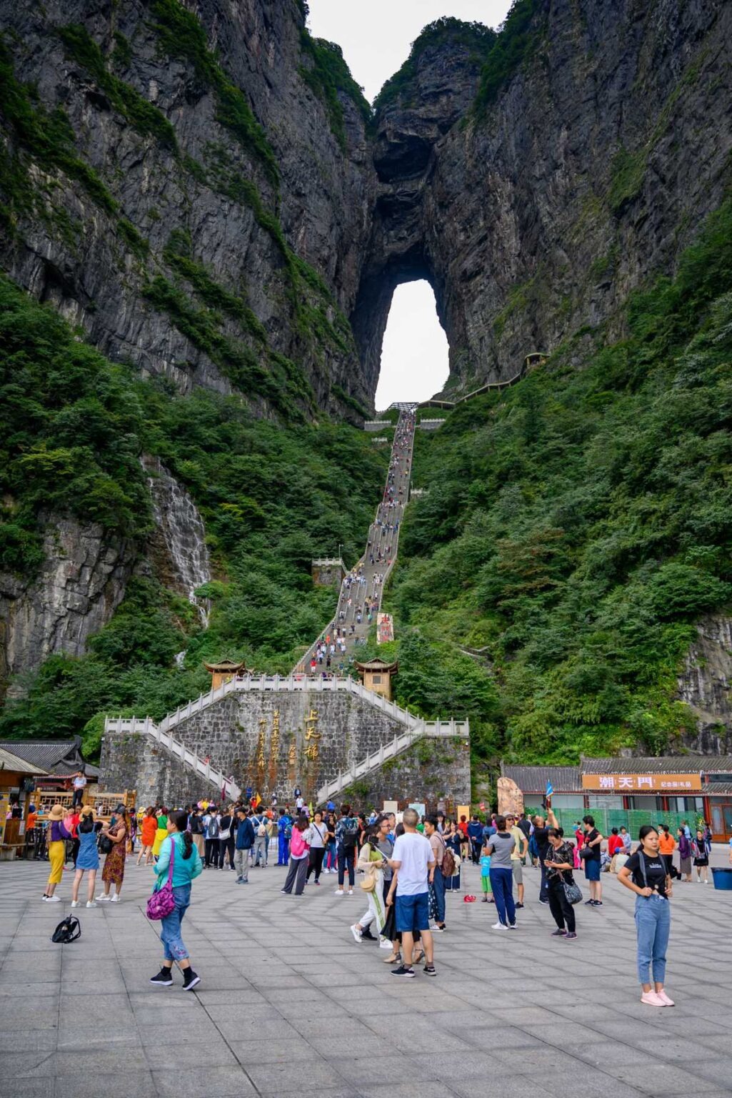 Đại lộ Thông Thiên: Cung đường lái xe 'điên rồ' nhất trên Trái Đất- Ảnh 4. 999 bậc thang dẫn du khách lên Động Thiên Môn.