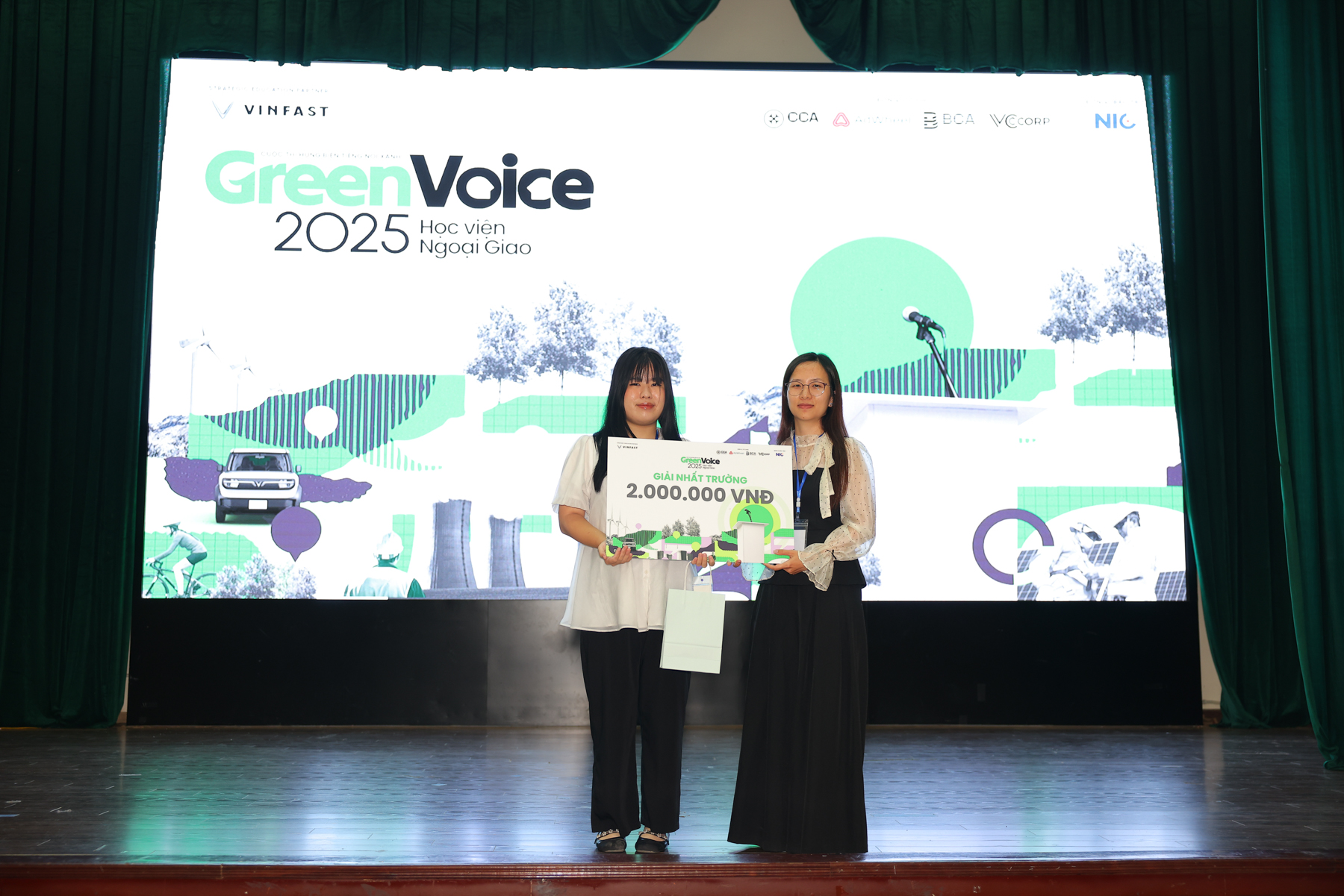 Chiến thắng chung cuộc thuộc về bạn Vạn Thiên Trang Bạn Vạn Thiên Trang giành giải Nhất cuộc thi Green Voice