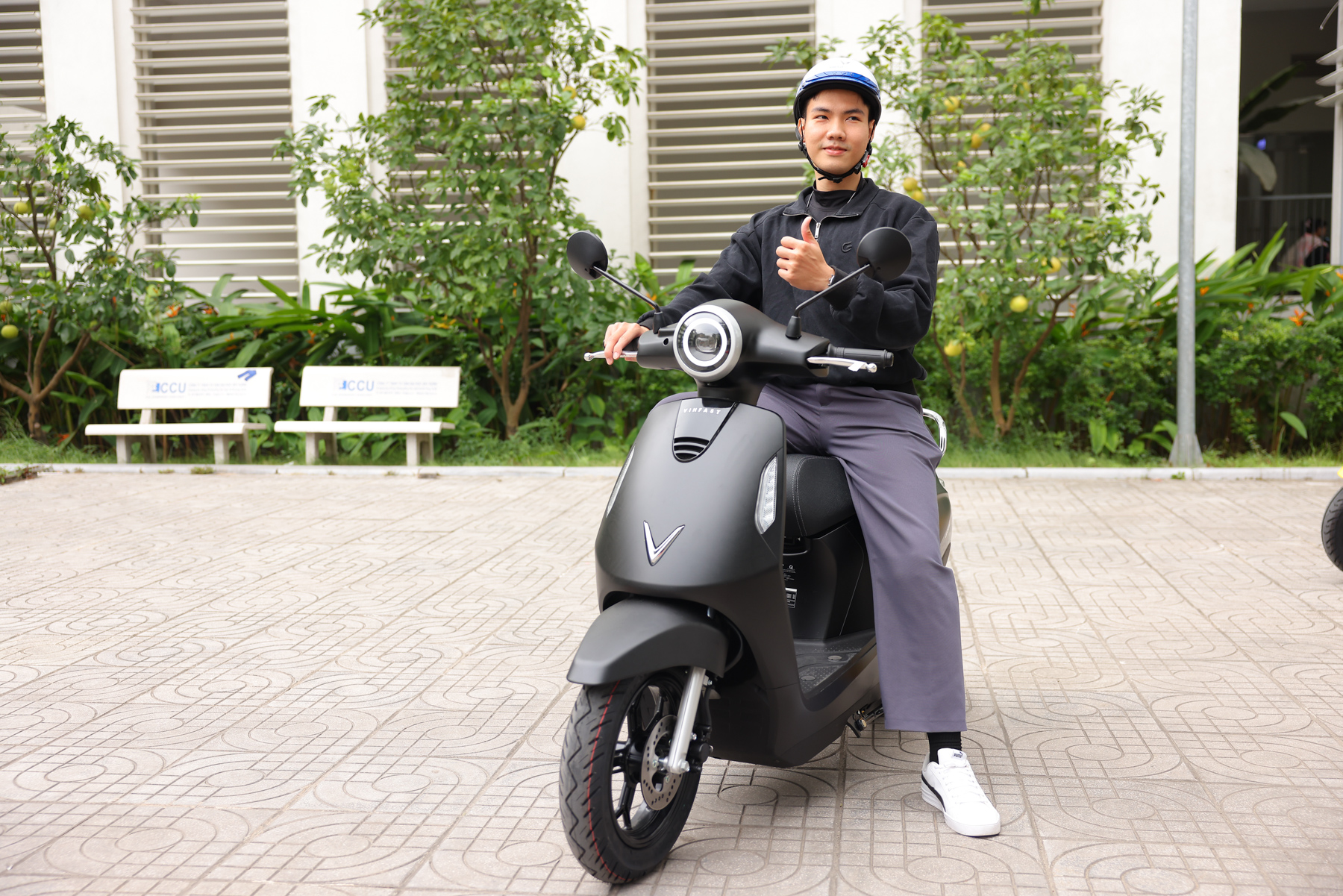 Giới trẻ Hà Nội tỏa sáng hết mình cùng Green Voice: Hành trình hùng biện về tiếng nói xanh- Ảnh 4. Bạn trẻ trải nghiệm xe điện tại khu trưng bày