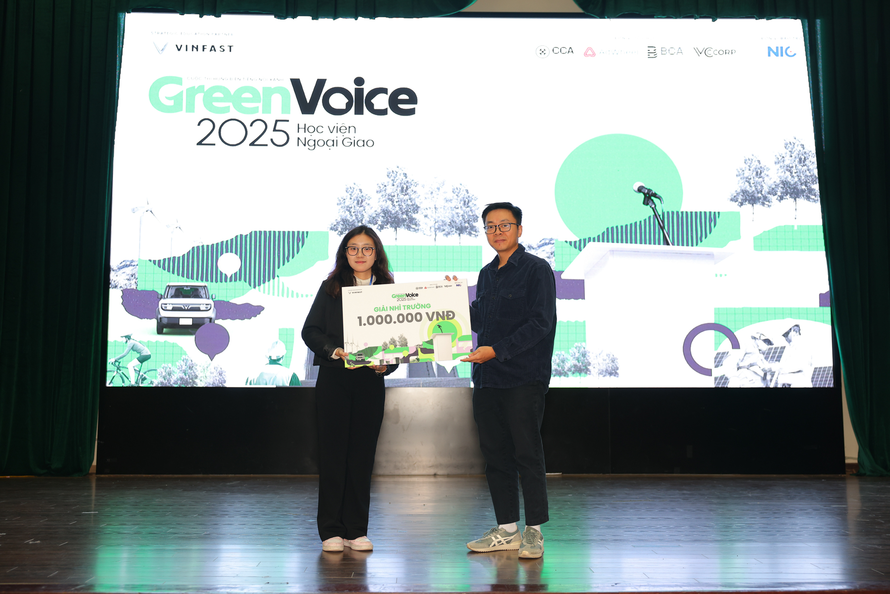 Á Quân cuộc thi - Bạn Lê Diệu Anh Bạn Lê Diệu Anh đạt giải Á Quân cuộc thi hùng biện Green Voice