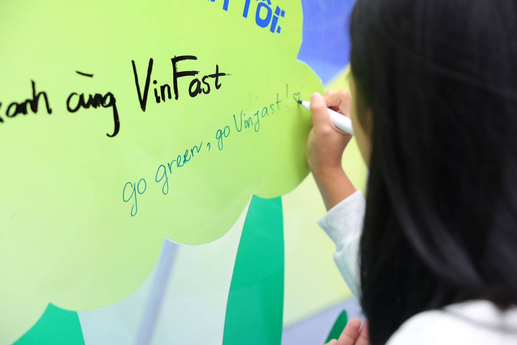 Giới trẻ Hà Nội tỏa sáng hết mình cùng Green Voice: Hành trình hùng biện về tiếng nói xanh- Ảnh 2. Sinh viên tìm hiểu về phương tiện giao thông xanh