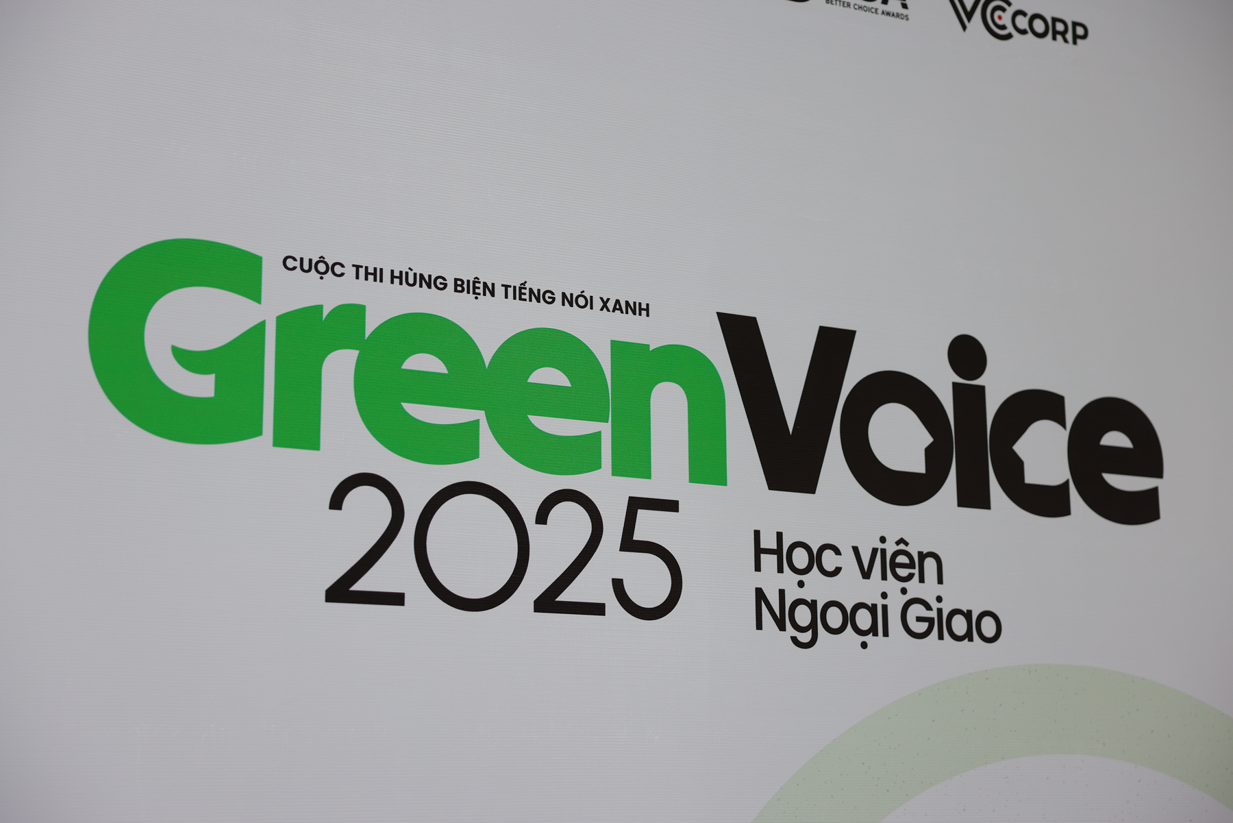 Giới trẻ Hà Nội tỏa sáng hết mình cùng Green Voice: Hành trình hùng biện về tiếng nói xanh- Ảnh 1. Sinh viên hào hứng tham gia sự kiện giáo dục chuyển đổi xanh