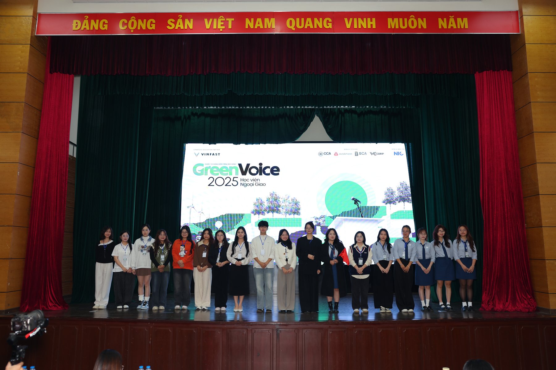 Giới trẻ Hà Nội tỏa sáng hết mình cùng Green Voice: Hành trình hùng biện về tiếng nói xanh- Ảnh 3. Thí sinh tranh tài trong cuộc thi hùng biện Green Voice