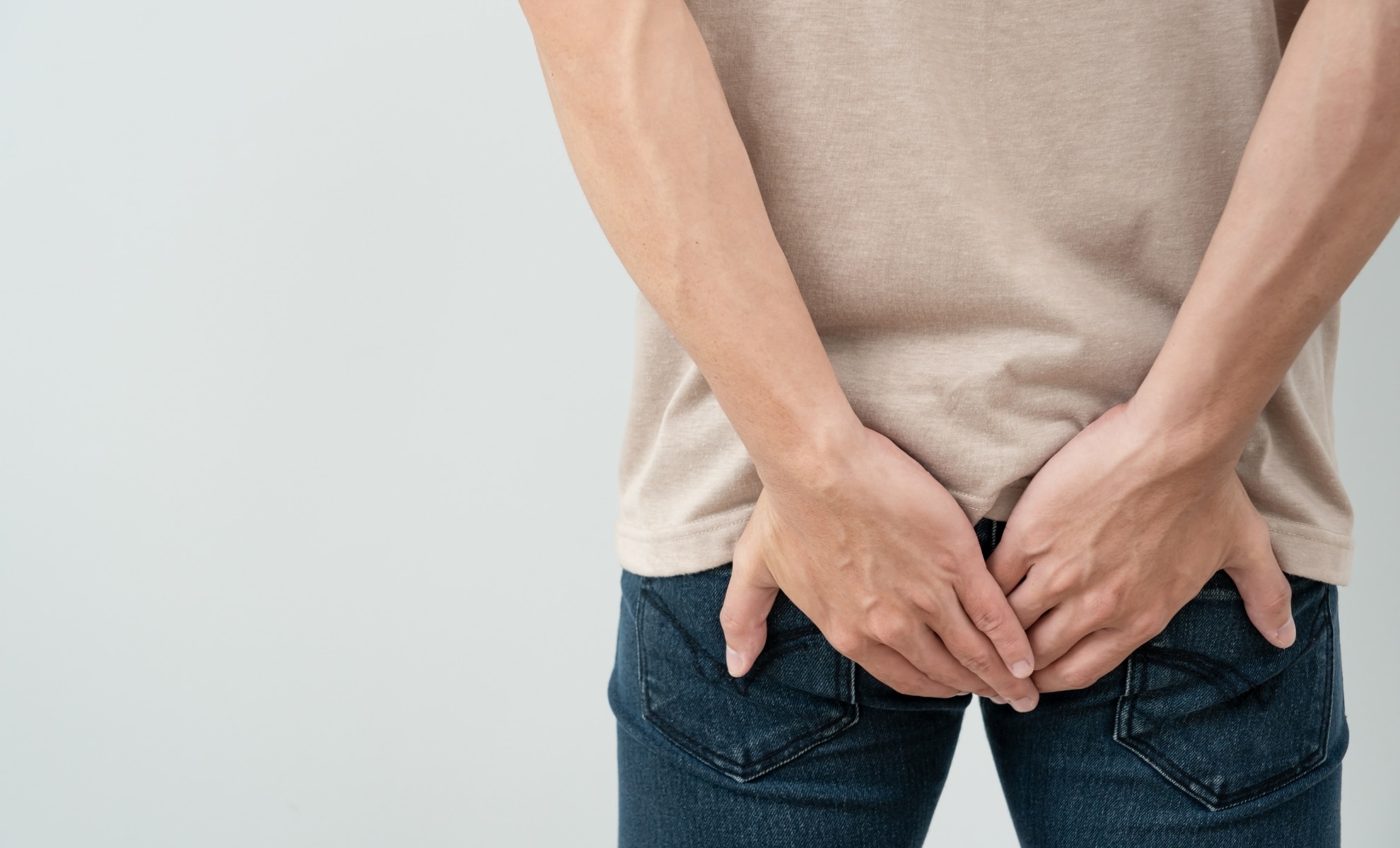 Takanori Takebe đội mũ hình con cá chạch nhận giải thưởng