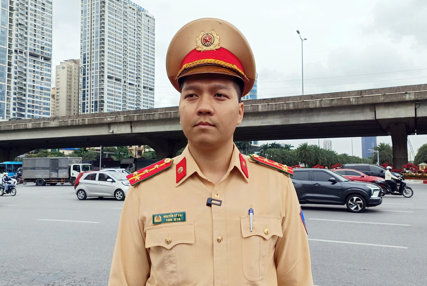 Cán bộ Đội Chỉ huy giao thông kiểm tra camera Cán bộ kiểm tra hệ thống camera