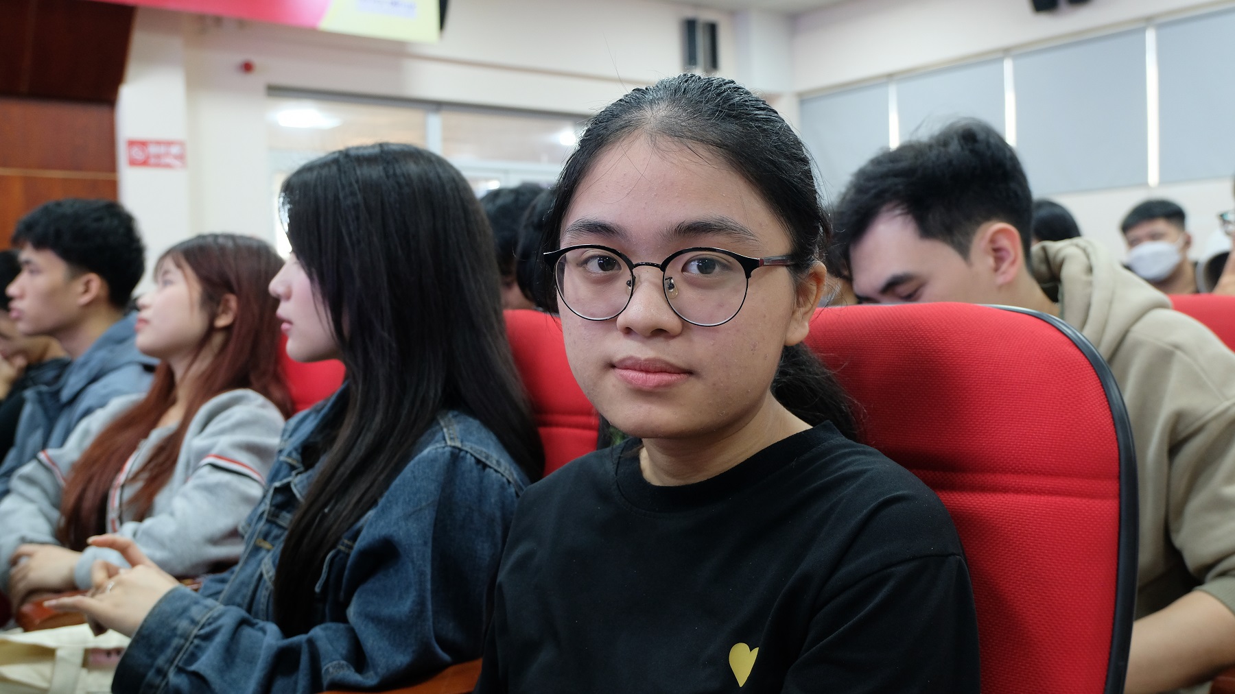 Sinh viên Đại học Điện lực nghe thuyết trình về xe điện