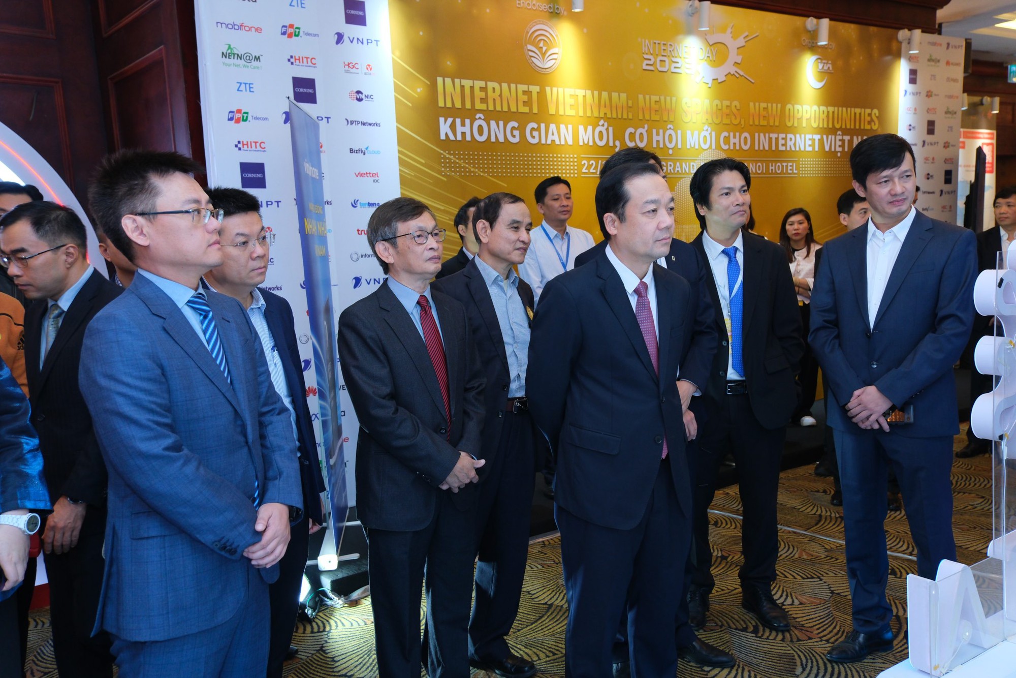 Internet Day 2025 sắp diễn ra: Việt Nam đặt cược vào “Không gian số tin cậy” trong kỷ nguyên AI bùng nổ- Ảnh 2. Phiên họp chuyên sâu tại Internet Day